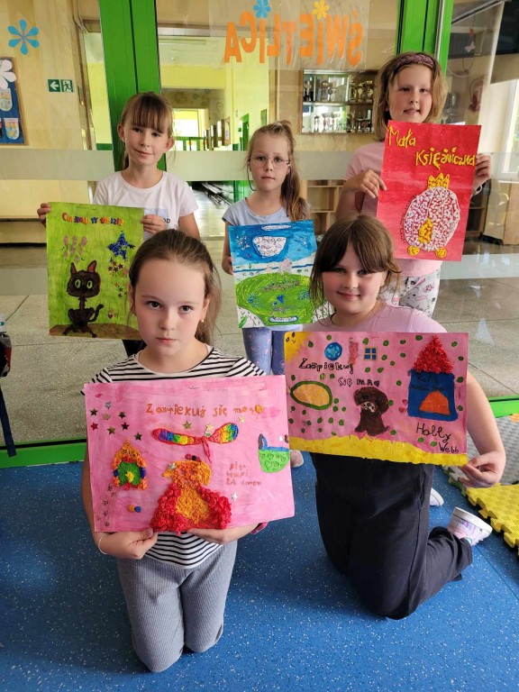 Świetliczanki z klas 2 i 3 które wzięły udział w konkursie plastycznym prezentują swoje prace.